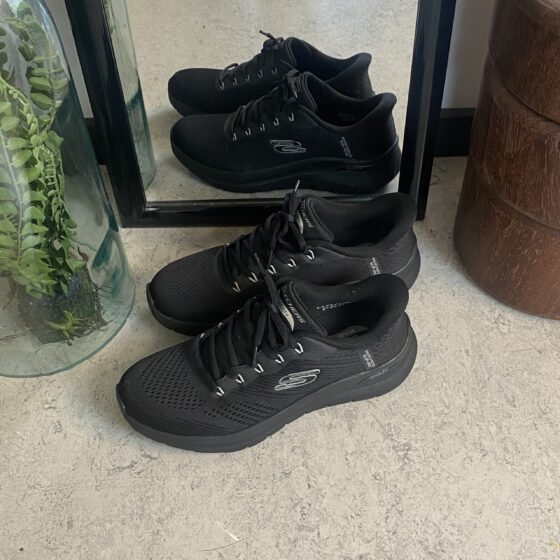Skechers slip-ins til herre med fotbuestøtte