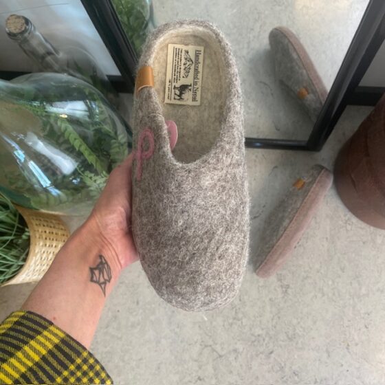 Lav Green Comfort ull tøfler med Støt Brystene logo