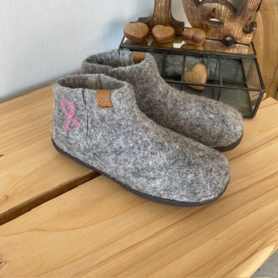 Green Comfort ull tøfler med rågummisåle og "Støtt Brysterne" logo