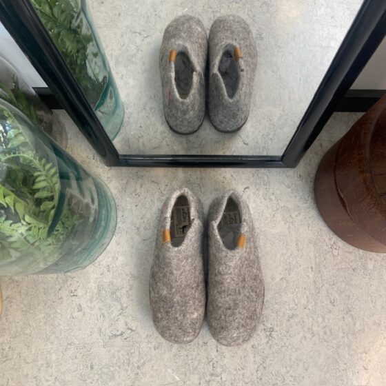 Green Comfort ull tøfler med rågummisåle og "Støtt Brysterne" logo
