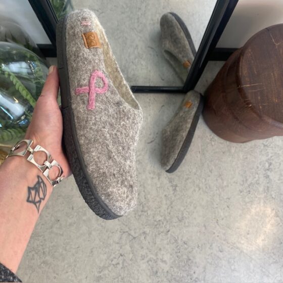 Lav Green Comfort ull tøfler med rågummisåle og Støtt Brystene logo