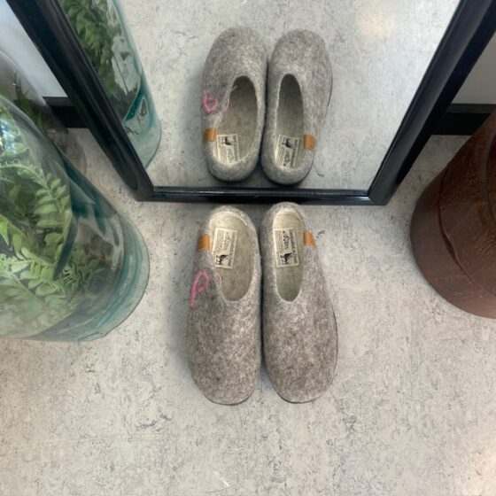 Lav Green Comfort ull tøfler med rågummisåle og Støtt Brystene logo