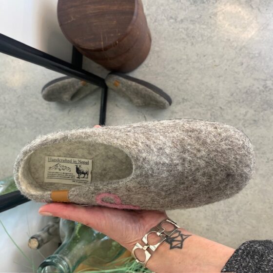 Lav Green Comfort ull tøfler med rågummisåle og Støtt Brystene logo