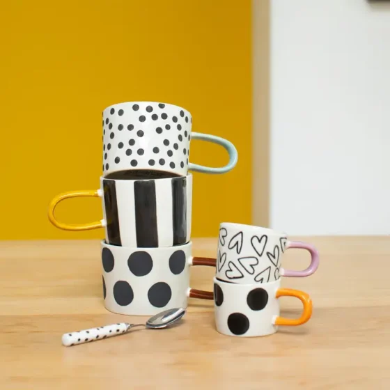 Caroline Gardner Mono Ditsy Spot krus – håndmalt steintøy med prikket design
