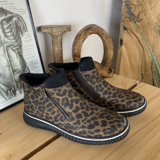 Kort støvel fra Rieker med leo print og lett fôr