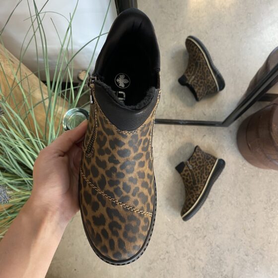 Kort støvel fra Rieker med leo print og lett fôr