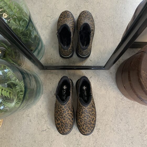 Kort støvel fra Rieker med leo print og lett fôr