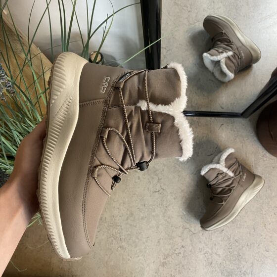 Vannavvisende beige vinterstøvel fra CMP med elastiske lisser