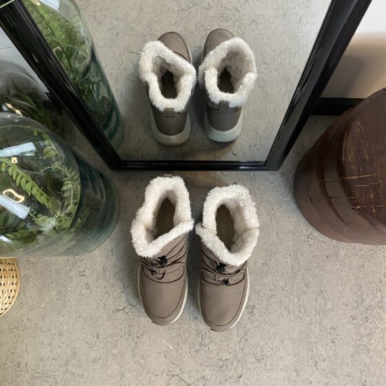 Vannavvisende beige vinterstøvel fra CMP med elastiske lisser