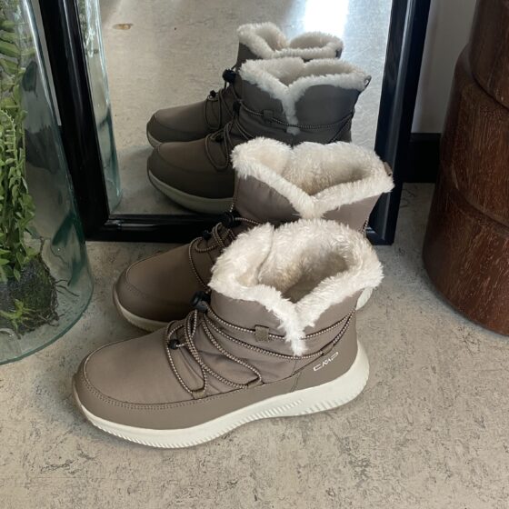 Vannavvisende beige vinterstøvel fra CMP med elastiske lisser