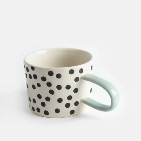 Caroline Gardner Mono Ditsy Spot krus – håndmalt steintøy med prikket design