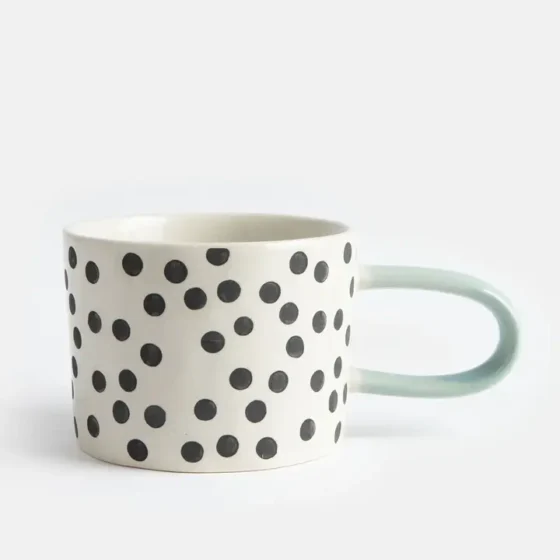 Caroline Gardner Mono Ditsy Spot krus – håndmalt steintøy med prikket design