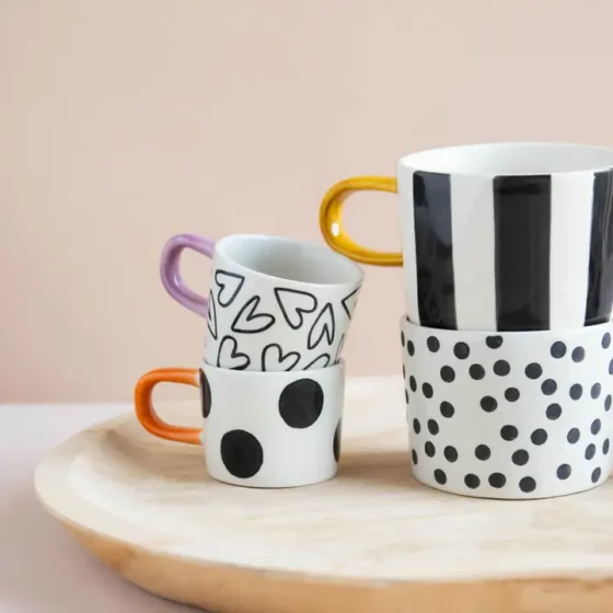 Caroline Gardner Mono Ditsy Spot krus – håndmalt steintøy med prikket design